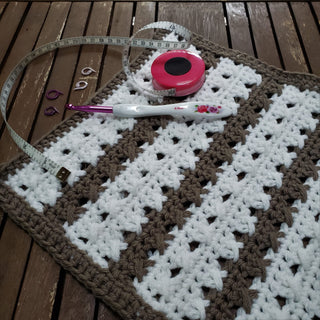 Crossed stripes block - free crochet pattern