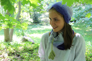 Je-suis-une-fée crochet hat and cowl worn by teenager in a forest in summer.