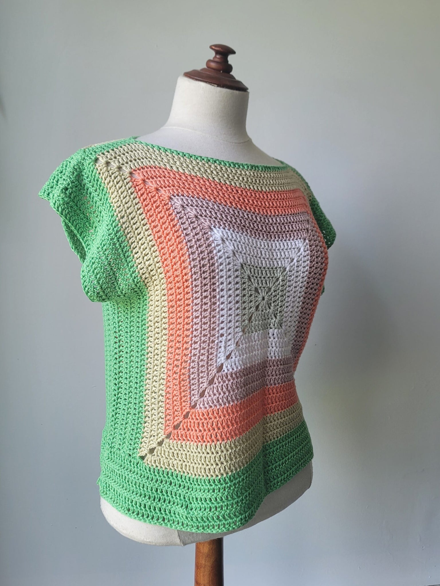 Not So Granny Tee, patron de haut au crochet
