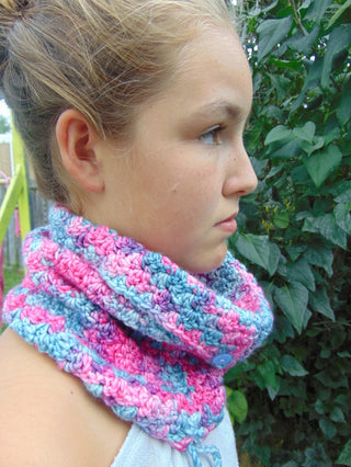 Unicorn convertible cowl worn by teen outside.