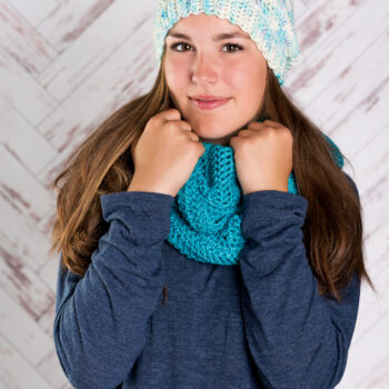 Jeune femme portant une tuque et un foulard infini crochetés