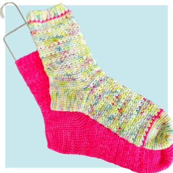 Patron de bas au crochet "Runway Crochet Socks" par ACCROchet